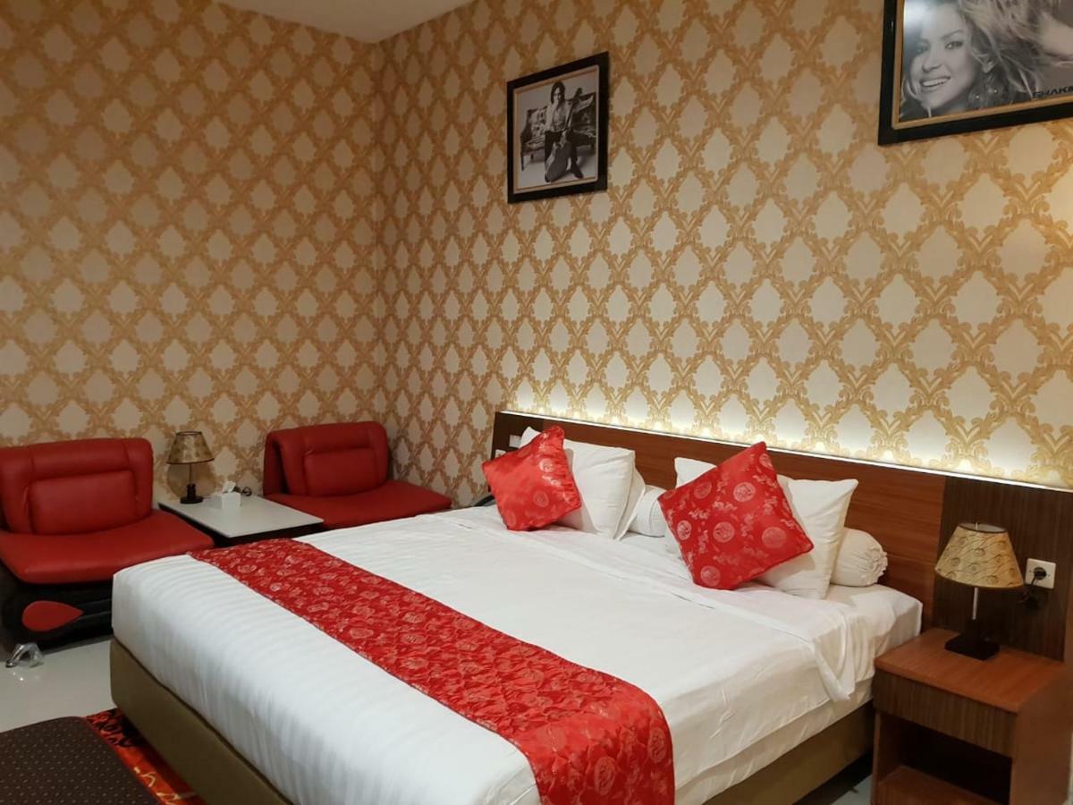Fortune Front One Hotel Kendari Exterior photo