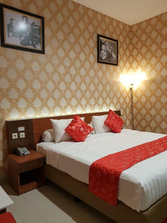 Fortune Front One Hotel Kendari Exterior photo